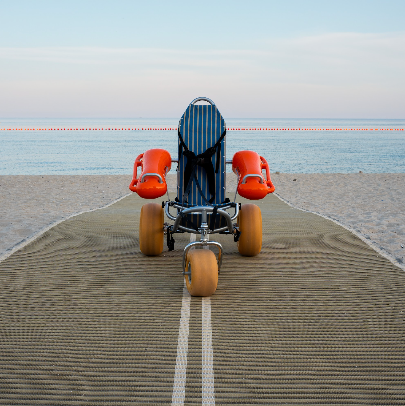 Mobi-Chair – plażowy pływający wózek inwalidzki